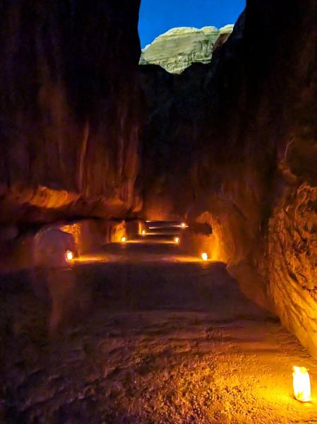 キャンドルのみなので結構暗め