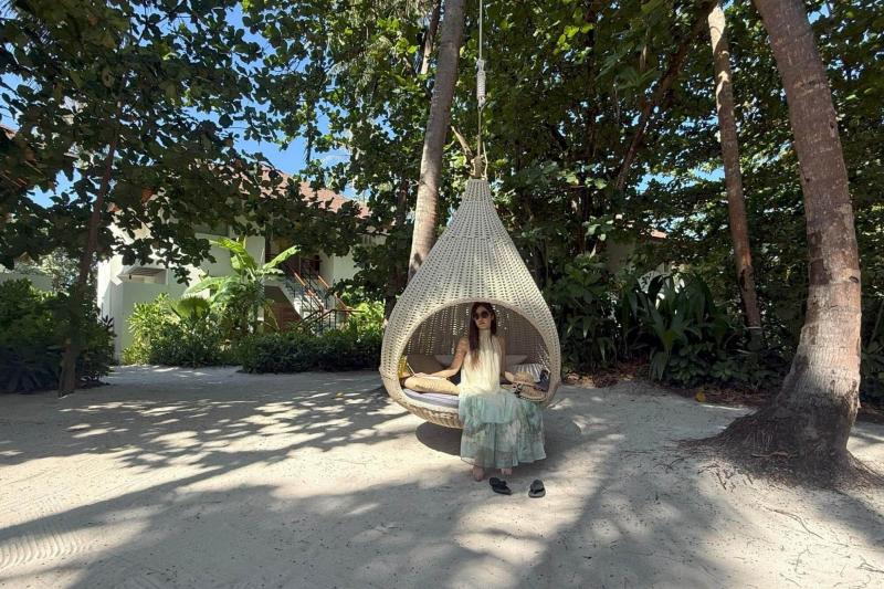 ビーチヴィラ方面の広場にある吊り下げベッド。二人乗ると枝がたわんでいました