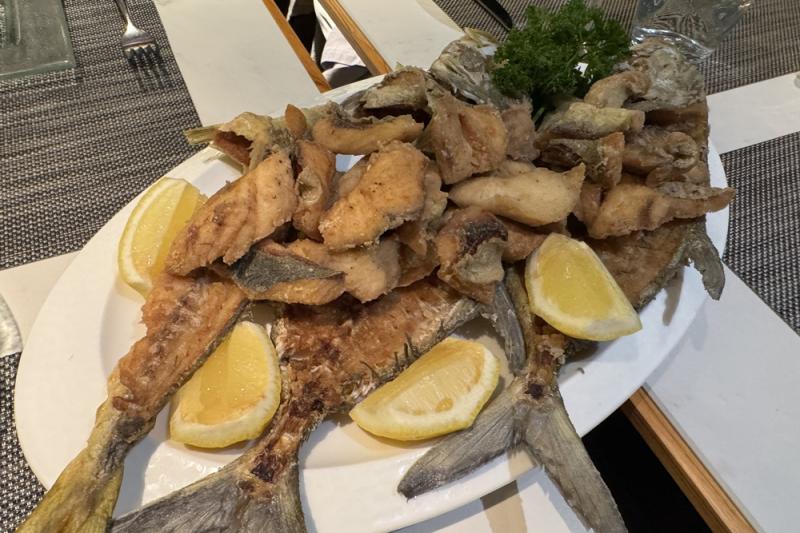 みんな釣った魚を唐揚げでいただきます