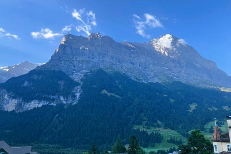 まさかアイガーが目の前にあるとは知らず、ホテルに入った主人が感激していました（写真：ホテル「クロイツ&ポスト」からのアイガーの景色）。パノラミックスイートでしたので、こちらも窓いっぱいにアイガーの姿が広がり、晴れ晴れとした気分になりました。トイレも二ヶ所あり、またサンダルやバスローブもあったのでよかったです。ホテルには素敵なサウナもあり、水着を持っていかなかったのを後悔しました。笑