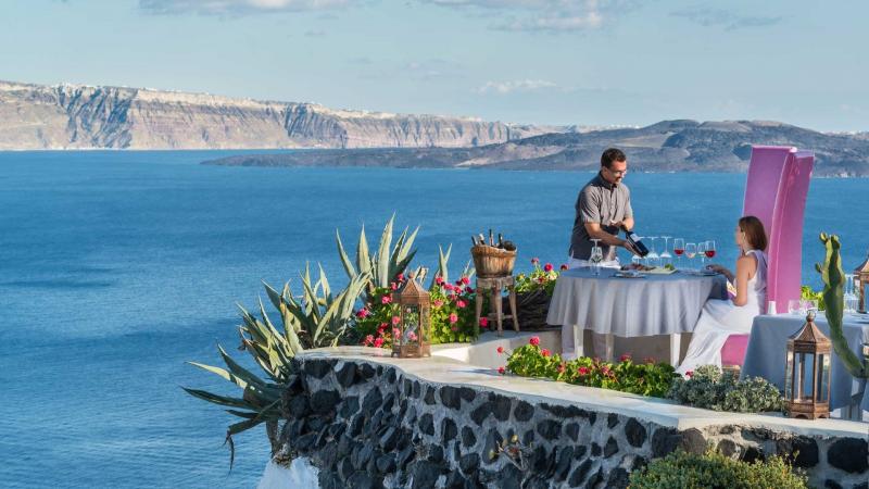 【Lycabettus（イア）】イアにあるホテル「アンドロニス ラグジュアリー スイーツ」のレストラン。海に突き出た崖の上でロマンチックディナーをお楽しみいただけます。宿泊客以外はコース料理のみ、宿泊客はアラカルトでも可。