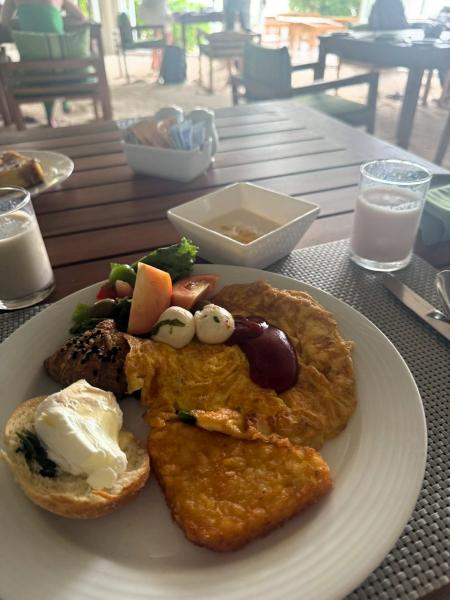 ある日の朝ごはん。目の前でオムレツを焼いてくれました