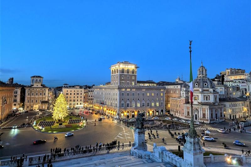 クリスマスツリーとローマの夜景