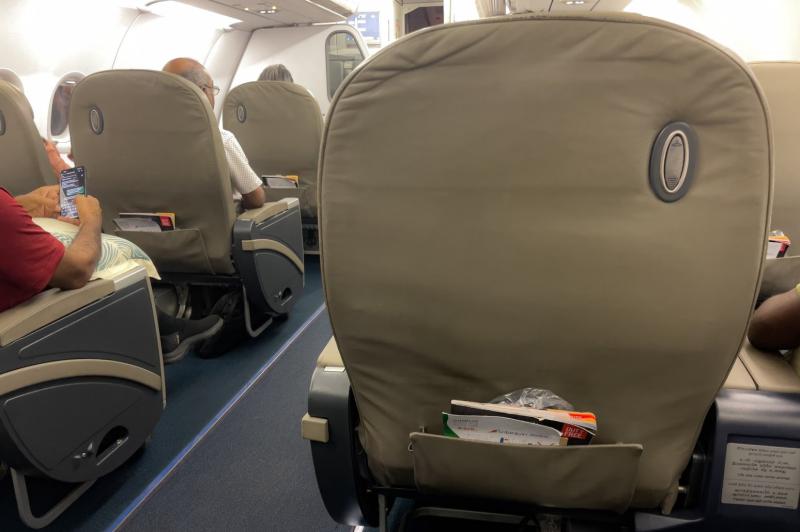 往路のビジネスクラスの座席。左右も十分なスペースがあります