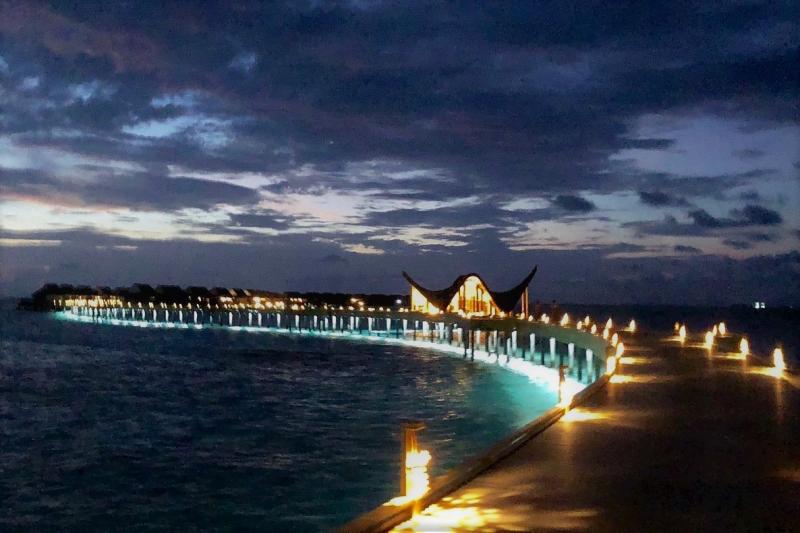 ジョアリ モルディブ 夜の桟橋