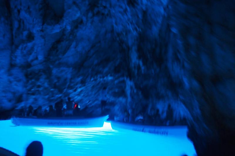 フヴァル島からオプショナルツアーで行ける青の洞窟
