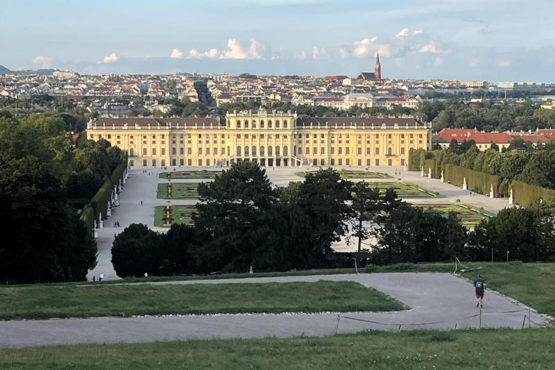 グロリエッテからのシェーンブルン宮殿と市街地の眺め