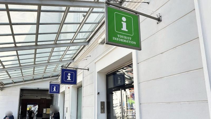 ザルツブルク駅のインフォメーションセンターへと向かいます