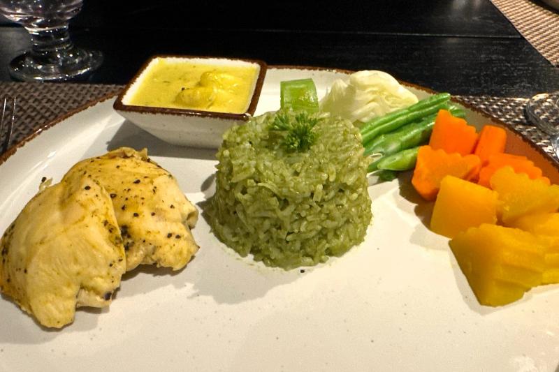 メインのガーリックカレー。なんと、ニンニクが丸ごと入っていました！