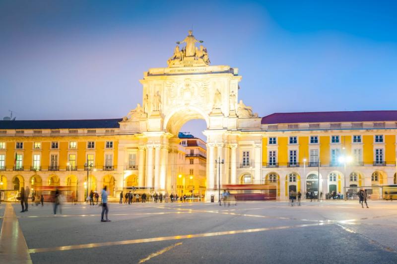 バイシャ地区バイシャ地区は、テージョ川沿いに広がるリスボンの中心地区です。18世紀の大地震後に計画的に再建された街並みは、整然とした碁盤目状の通りと優美な建築が特徴。コメルシオ広場やロシオ広場を中心に、ショップやカフェが立ち並び、街歩きにも最適です。トラムや地下鉄のアクセスも良く、観光の拠点としても便利なエリアです。