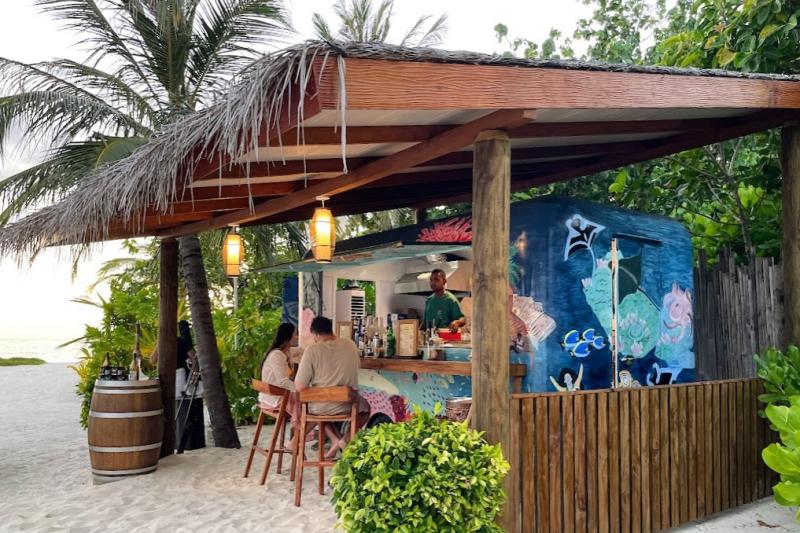 ビーチフロントバーのThundi