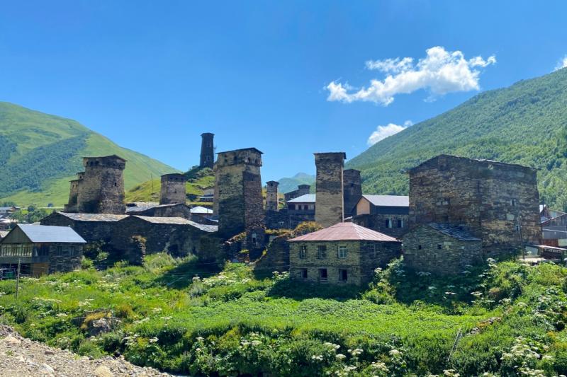 ◆アッパー・スヴァネティ（Upper Svaneti）／1996年登録コーカサス山脈の山深い地域に位置し、長く外部から隔てられてきたことで、中世以来の集落景観が守られてきた地域。石造りの住居に防御塔を備えた「塔の家」が特徴で、チャジャシ村には、中世の塔の家や教会、城塞など200以上の建造物が今も残されています。雪山を背景に塔が立ち並ぶ風景は、スヴァネティを象徴する景観です。
