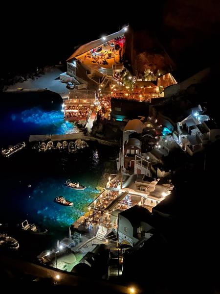 夜のアモウディ湾（サントリーニ島）