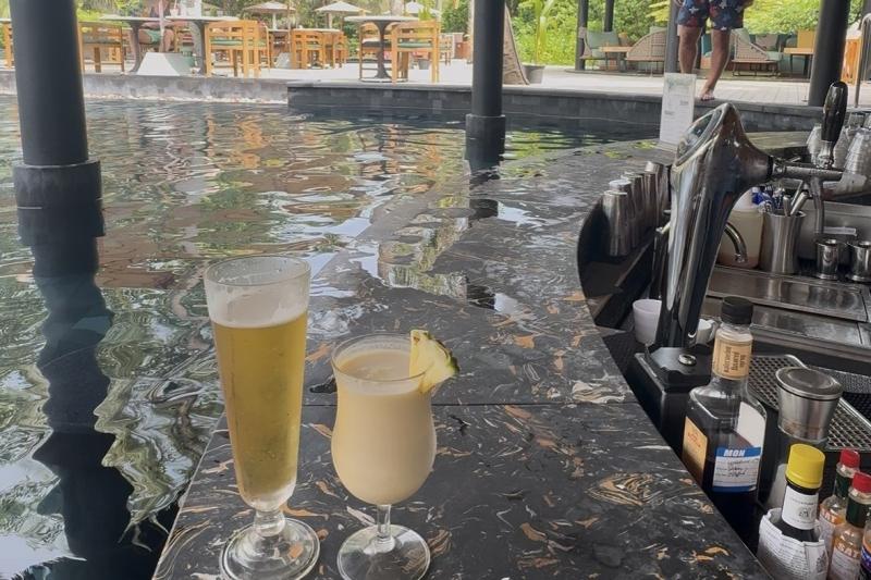 プールサイドバーでお酒