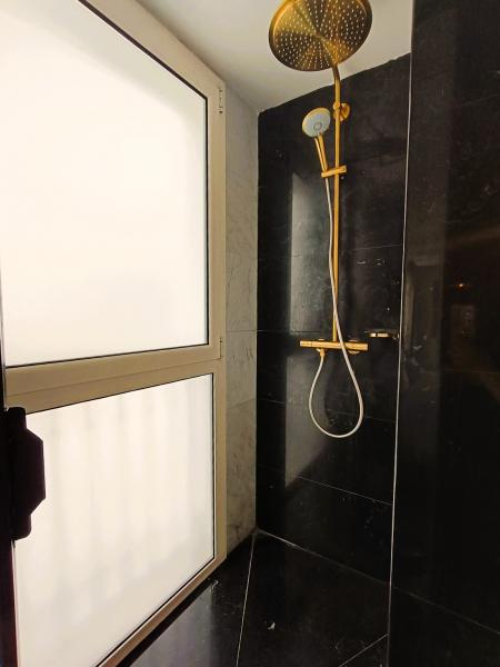 固定シャワーとハンディ―と両方あり便利でした