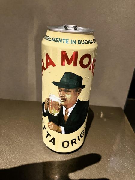 ミラノの駅前広場で店員に勧められたイタリアビールのモレッティ