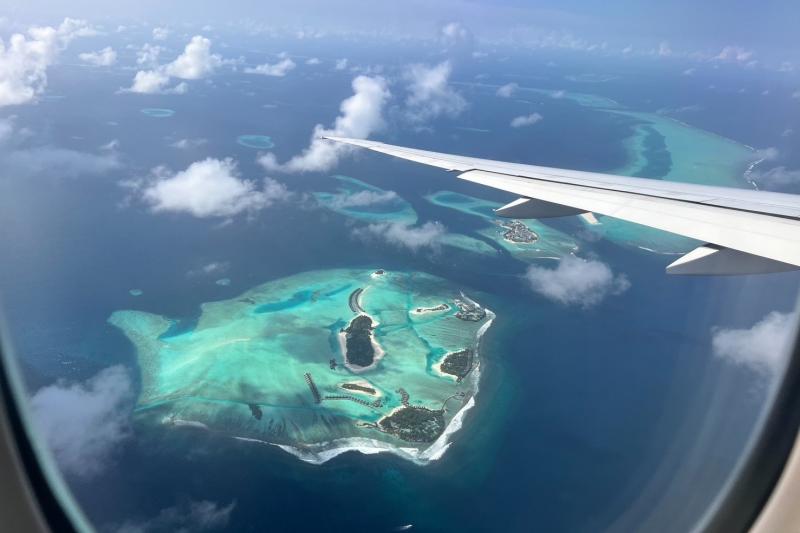 水上飛行機から見えたモルディブの島々の眺め