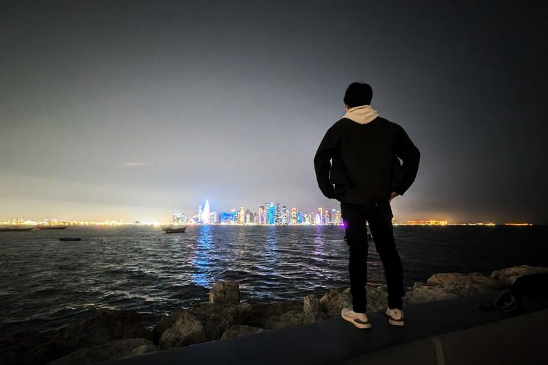 コーニッシュ沿いに並ぶ高層ビル群の夜景