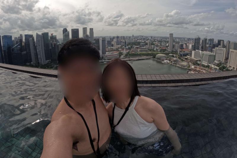 インフィニティプールから、シンガポールの景色を楽しみました。屋上はとても寒かったです！ また、チェックイン前でも、プリレジスター（マリーナベイ サンズの公式サイトからの事前登録）を利用することで、インフィニティプールやスカイデッキを楽しむことができた点も良かったです。