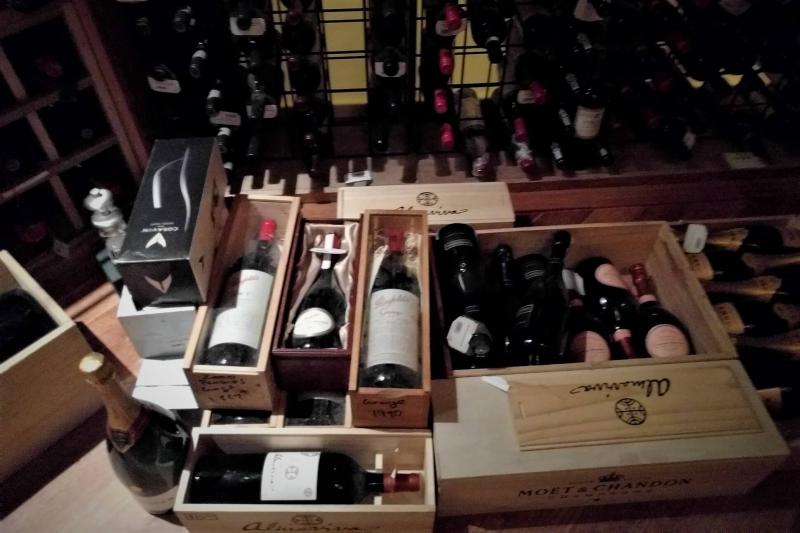高級ワインが木箱の中にたくさんありました！