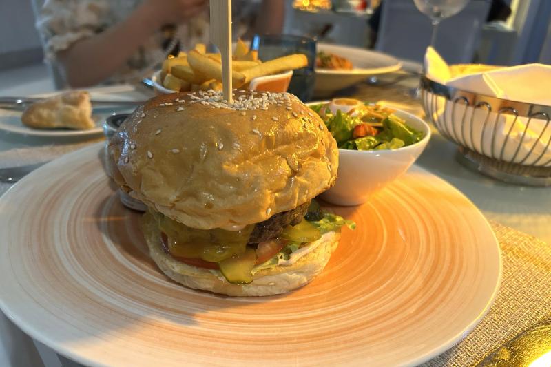 Sunset Pool Caféでの夕食！ このハンバーガーがとても美味しかったです！