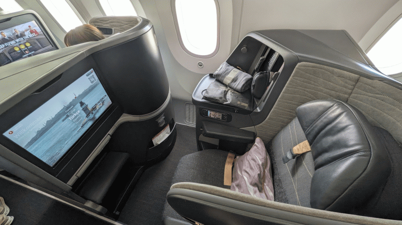 前後のシートでモニターと座席の配置が異なります