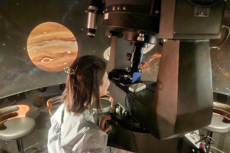 望遠鏡から実際に夜空を眺めます