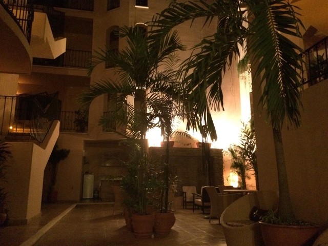 CACANTO HOTEL内部。夜は静かで落ち着いた雰囲気