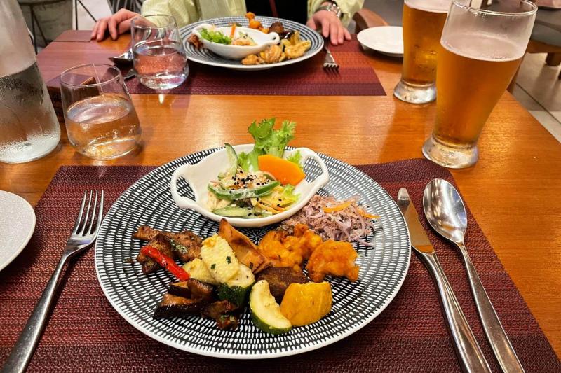 ビュッフェスタイルでの夕食。魚料理が多くて嬉しかったです
