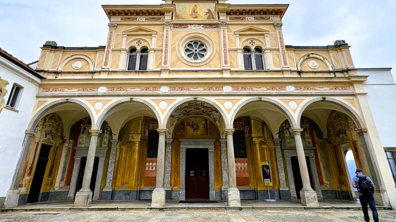 清らかな空気が満ちている聖堂前（ファサード）の広場