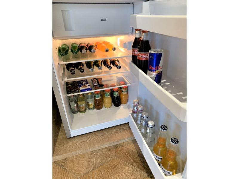 ミニバーの冷蔵庫の中にはいろいろな種類の飲み物が用意されています。有料ですので料金表をお確かめください