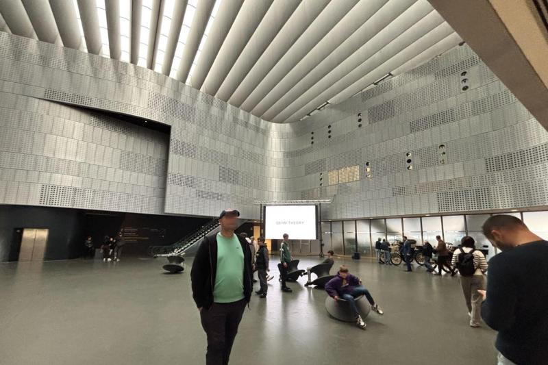 広々としたロビーでは子供たちが駒のようなもので遊んでいました