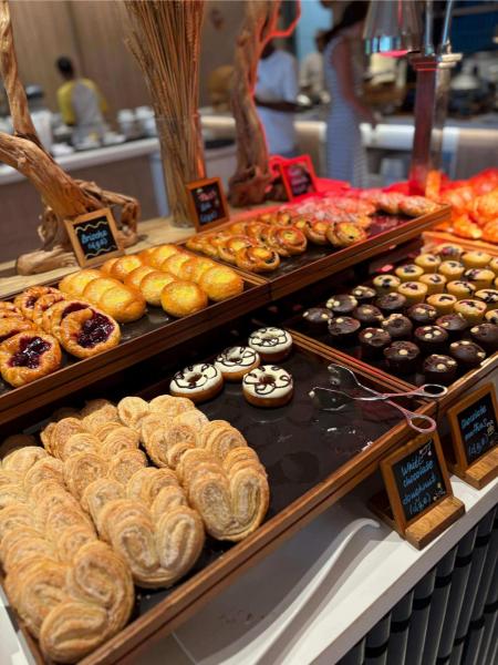 朝食ビュッフェに並んでいた朝ごはんのパン