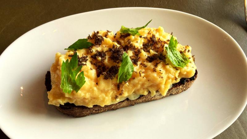 トリュフスクランブルエッグトースト