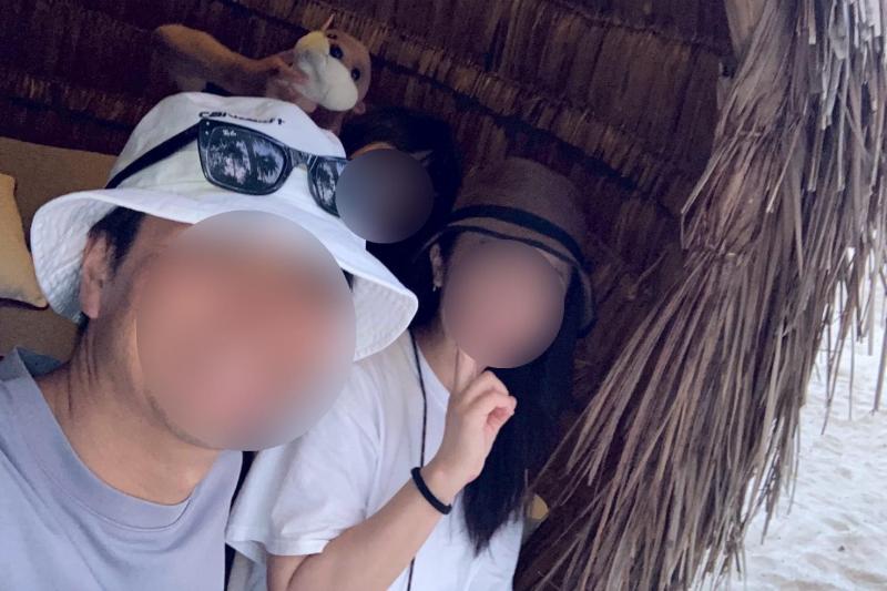 ビーチにある大きなハンギングチェアで、サンセットクルーズを待っていました