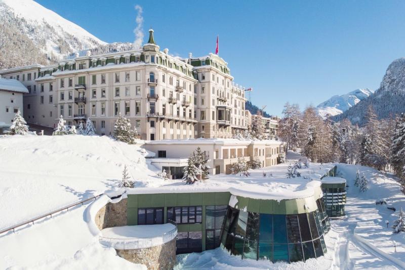 雪景色の中のグランド ホテル クローネンホフ