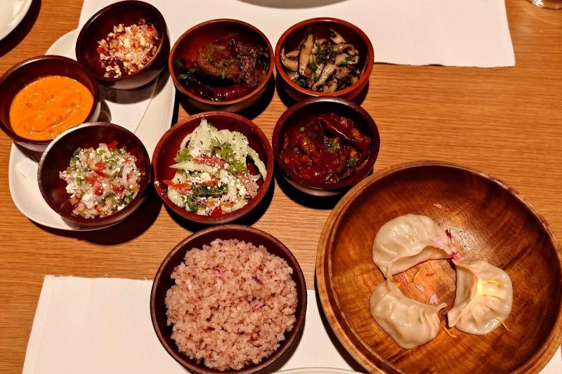 エマダツィ（唐辛子とチーズを煮込んだ料理）を含むブータン料理のセットメニュー