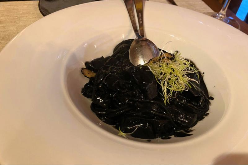 最後の夜は｢Taverna Scalinetto - Ristorante｣でイカ墨パスタを