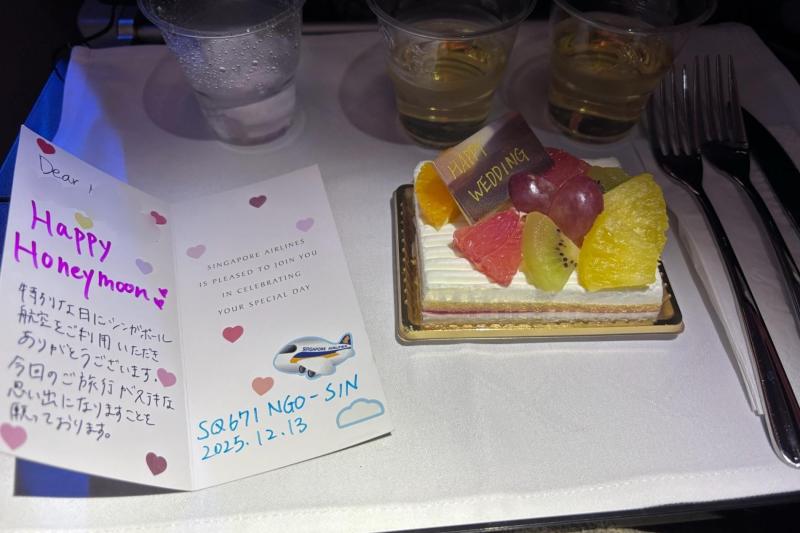 行きのシンガポールまでの飛行機で、ケーキとシャンパンをもらいました！