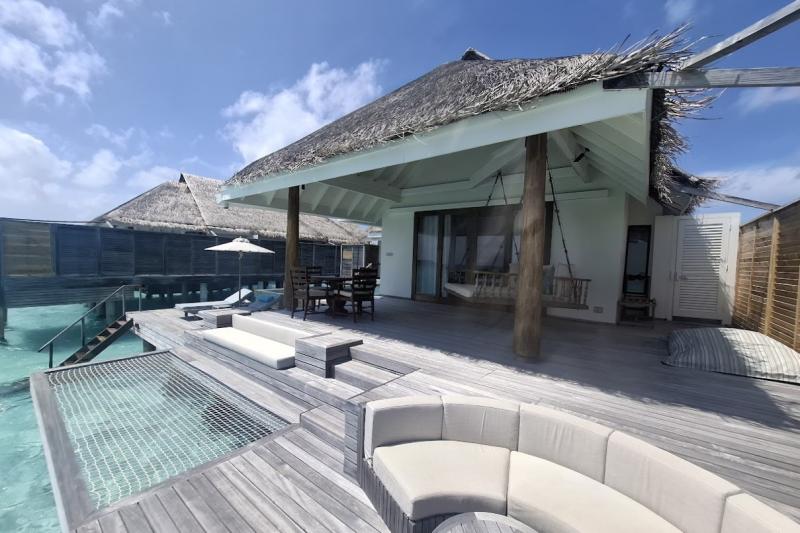 広々としたテラスにはカタマランネット（水上ハンモック）も