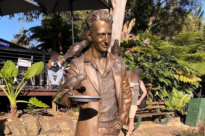 創設者、アレックス グリフィス氏の銅像