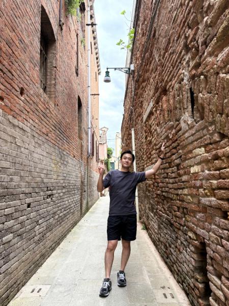 予定を詰め込みすぎず、街をゆっくり散策！ こちらはベネチアでの街歩きの風景
