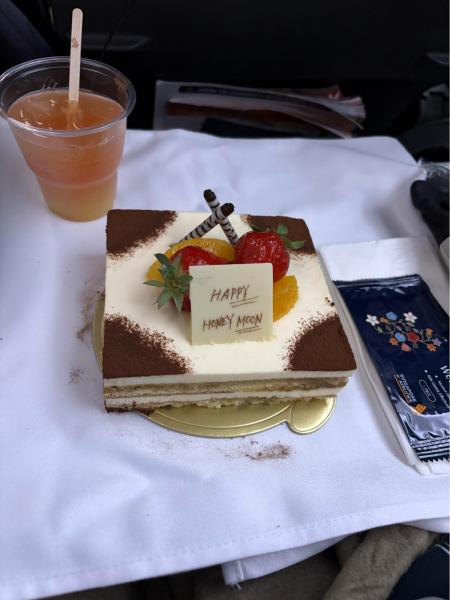 行きのシンガポール航空でお祝いをいただきました