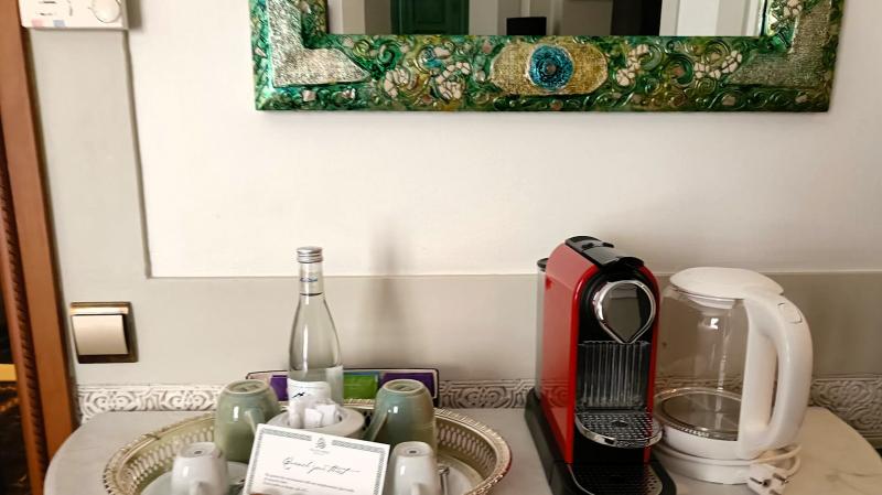 鏡の装飾も美しく、コーヒーメーカー、ティーセットも備わり快適です