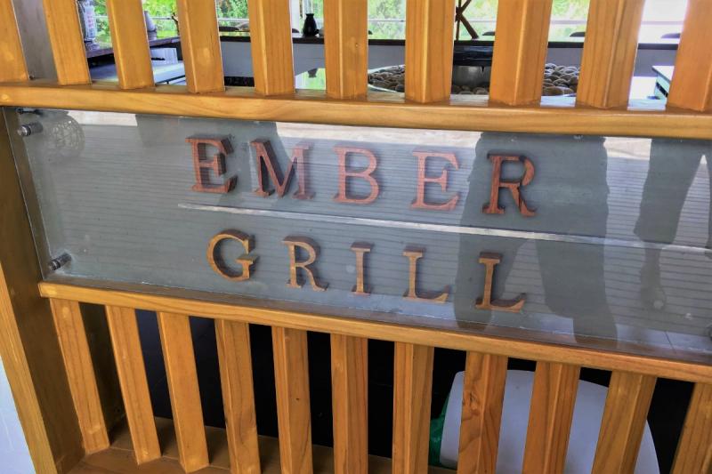 エンバーグリルは、夕食のみの鉄板焼きレストランです