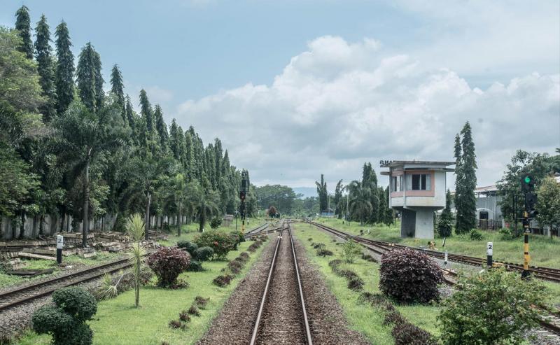 豪華列車の走るインドネシアの鉄道