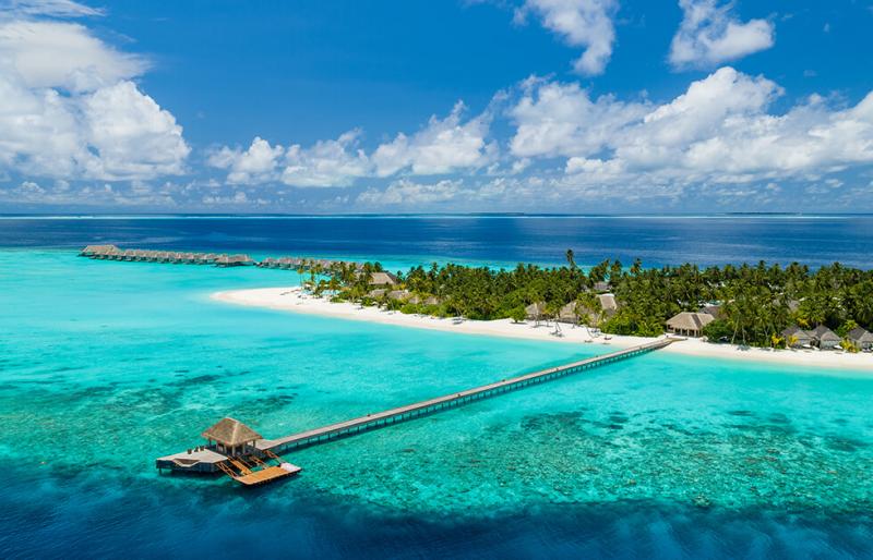 【バリオーニ リゾート モルディブ（モルディブ・ダール環礁）】「バリオーニ リゾート モルディブ（Baglioni Resort Maldives）」は、イタリアンブランドの高級リゾートホテル。ハネムーンやアニバーサリー旅行には特におすすめです。その最大の理由は“イタリアらしい”さりげないサービス。家族や友達のようにゲストに接し、スタッフ自身も楽しみながら明るく楽しいステキな時間を演出してくれます。一人旅のマダムに帰り際「楽しかったわ。また来るわね！」と言わしめる事実がそのクオリティの高さを物語っています。