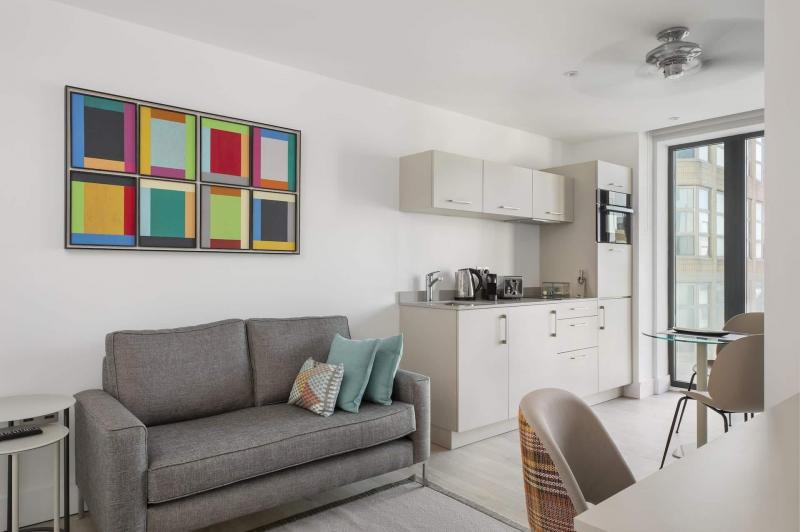 こちらのホテルは、キッチン完備のアパートメントホテルでした （写真：お部屋一例 Photo by：Q Square by Supercity Aparthotels）。そのため、お部屋で地元の食材を使ってポキ、パスタ、サラダを作りました。スーパーはたくさんあるので、現地の食材を使ってお試しメニューもできます。物価が高いので、自炊がとても助かりました。