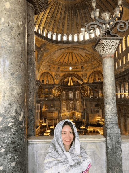 アヤソフィアにて。頭にスカーフを巻いて