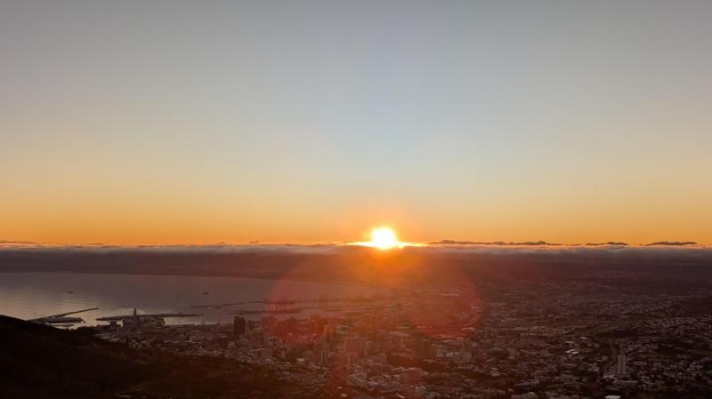 ついに朝日が顔を出してきました